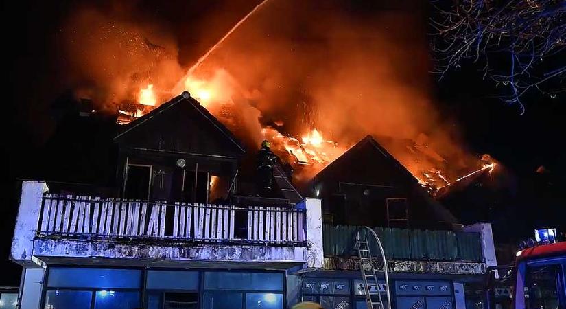 Három holttestet találtak a kiégett budakeszi munkásszállóban: megrázó helyszíni videó a cikkben