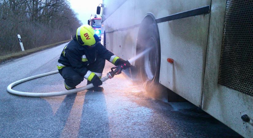 Füstölni kezdett egy utasokat szállító busz Balmazújvárosnál