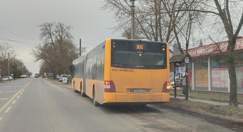 Buszbaleset a 2-es úton, teljes az útzár, borul a tömegközlekedés is