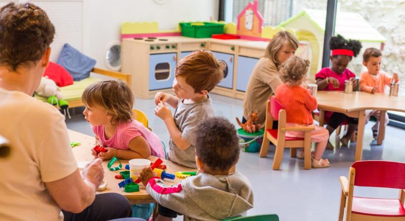 Leragasztotta egy síró kisgyerek száját és orrát: vádat emeltek egy bölcsődei nevelőnő ellen