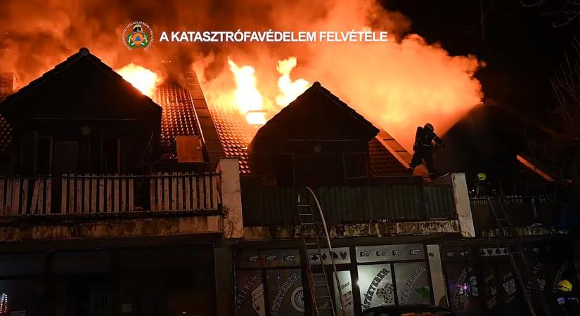 Kigyulladt egy kétszintes épület Budakeszin – 22 ember megsérült, halálos áldozatok is vannak (VIDEÓ)