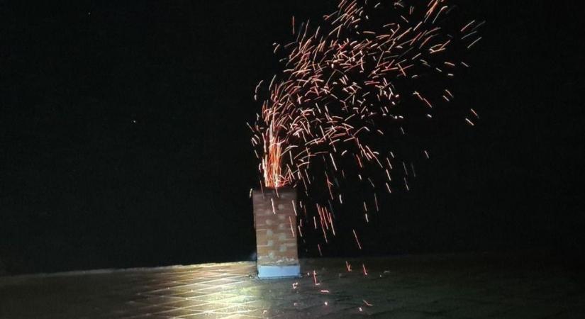 Szikrázott a kémény, tűzoltókat kellett hívni