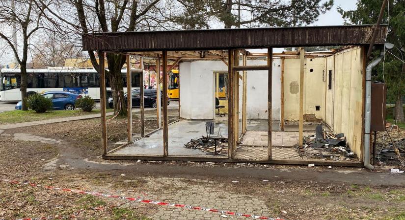 Látta már? Lebontanak egy üzletet Zalában – hajléktalantanya volt körülötte (galéria)