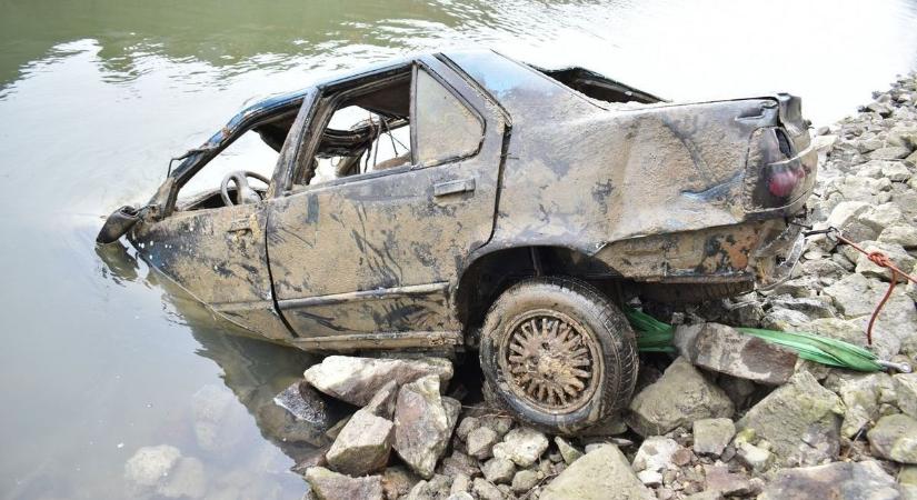 Több mint tízéves rejtélyre derülhet fény! Holttestet találtak a Duna mélyéről kiemelt autóban (videó)