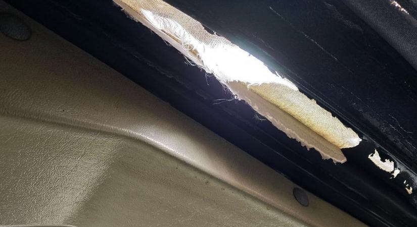 Hatalmas lyuk tátong a busz tetején – rémisztő a pécsi helyi járatok állapota