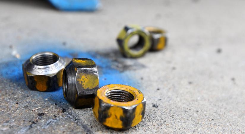 Lehulló csavarok okozhatnak zűrt az autóddal