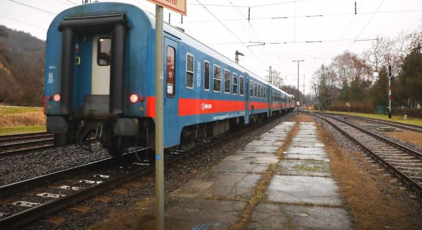 Egy vágányon halad a forgalom az újszászi vonalon