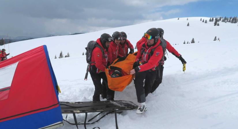 Több mint ötven embert mentettek meg a hegyekben – Egy személy elhunyt