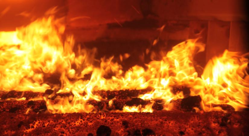 Lángokban állt egy épület az éjszaka Budakeszin: huszonhét embert menekítettek ki a tűzoltók