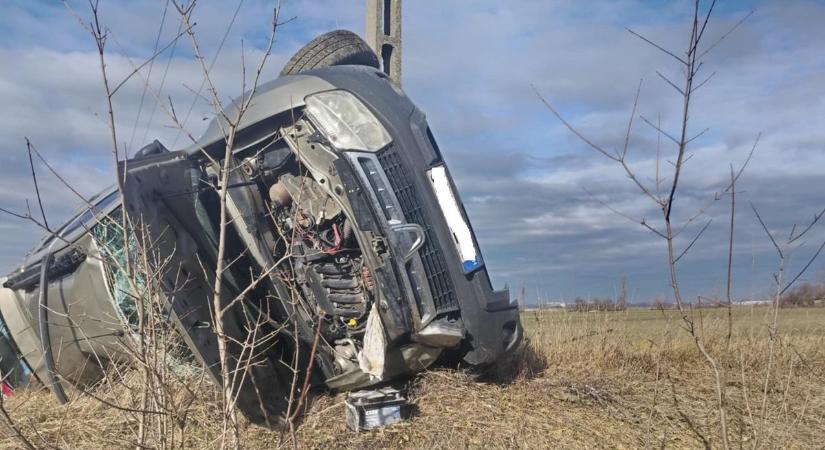 Ezt hogy csinálta? Fotókon a ripityára tört autó, azonnal riasztották a mentőhelikoptert (galéria)