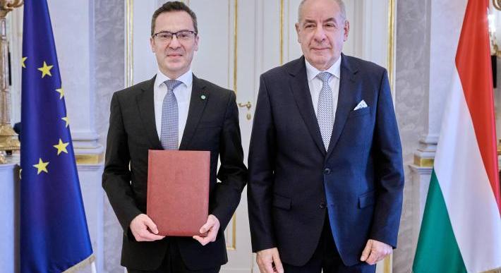 Átvette kinevezését a pécsi egyetem új rektora