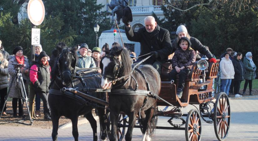 Lovasbandériumos, fogatos felvonulás vezeti fel a szombati gazdabált