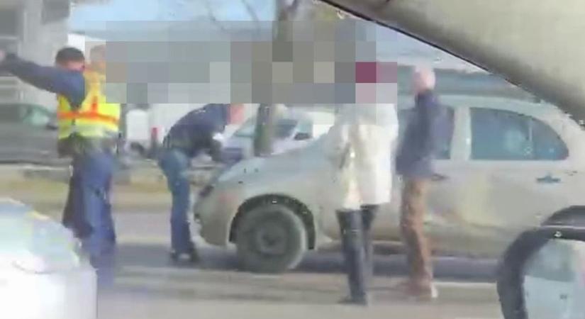 Kamionnal ütközött egy autó a kaposvári áruháznál, rendőrök a helyszínen