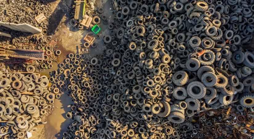 Sokkoló látvány Vasban: több ezer tonna gumihegy tornyosul két falu határában  Videó