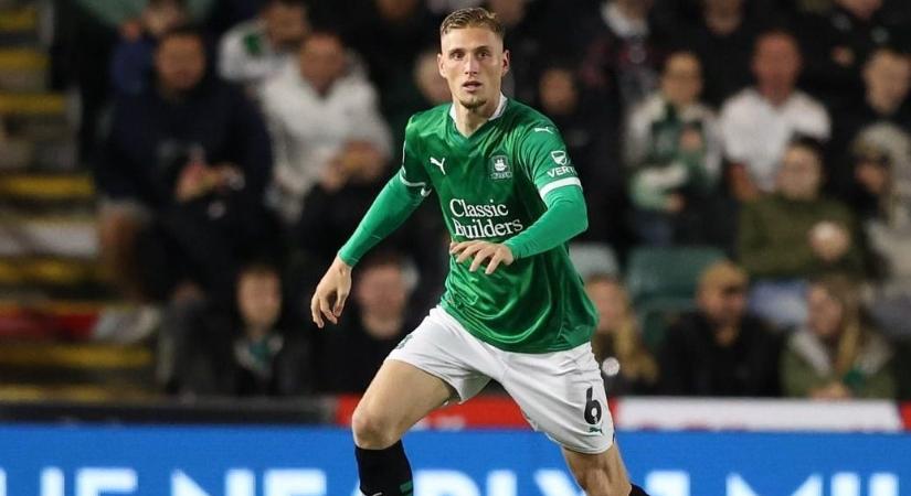 Országot és klubot vált a magyar válogatott védő - kivásárolják a szerződéséből