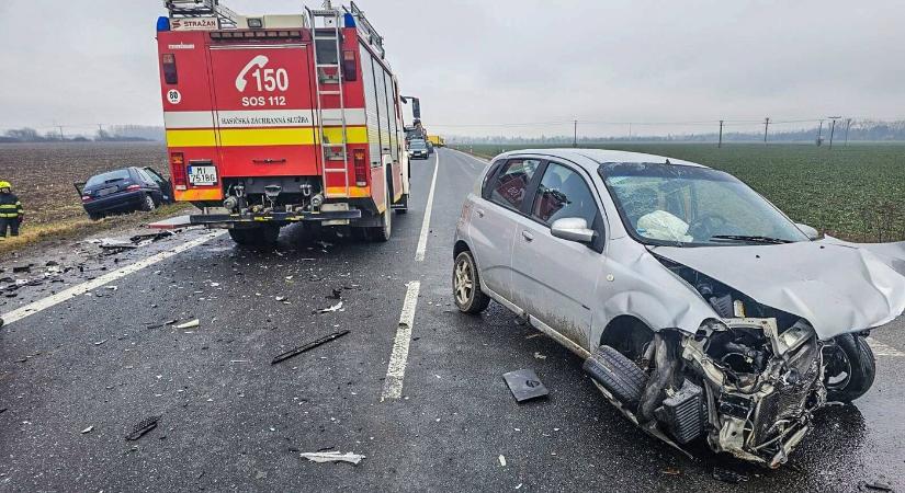 Óriási karambol: egy ember meghalt, heten megsérültek két autó frontális ütközésében