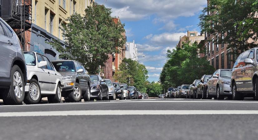 Változás a parkolásban, mostantól ennyit spórolhatnak az autósok