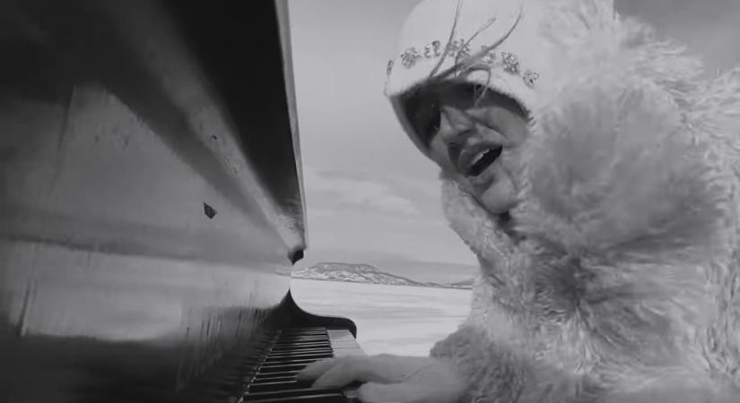 „A születésünk története örökké velünk marad, akkor is, ha elfojtjuk az emlékét” – klippel jelentkezett Lábas Viki