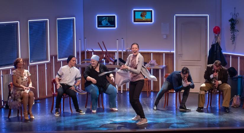 A közönség visszakövetelte – Megújulva tér vissza a Csoportterápia a Veres 1 Színházba