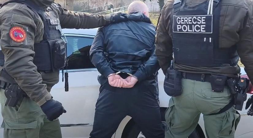 Videón a rendőrségi rajtaütés: erőszakkal hajtotta be millióit az 50 éves férfi
