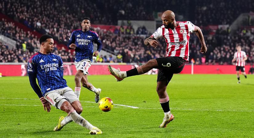 Öt évvel hosszabbított támadójával a Brentford – HIVATALOS