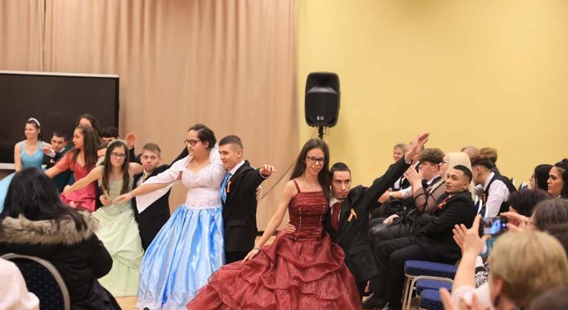 Hatvan végzősre tűzték fel a szalagot a Kolping Iskola bálján (videó)