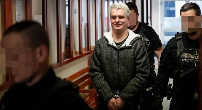 Rendőröktől kísérve, bilincsben érkezett a bíróság elé Till Tamás feltételezett gyilkosa – fotók