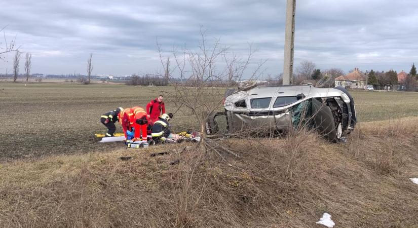 Helyszíni képek az adonyi súlyos balesetről
