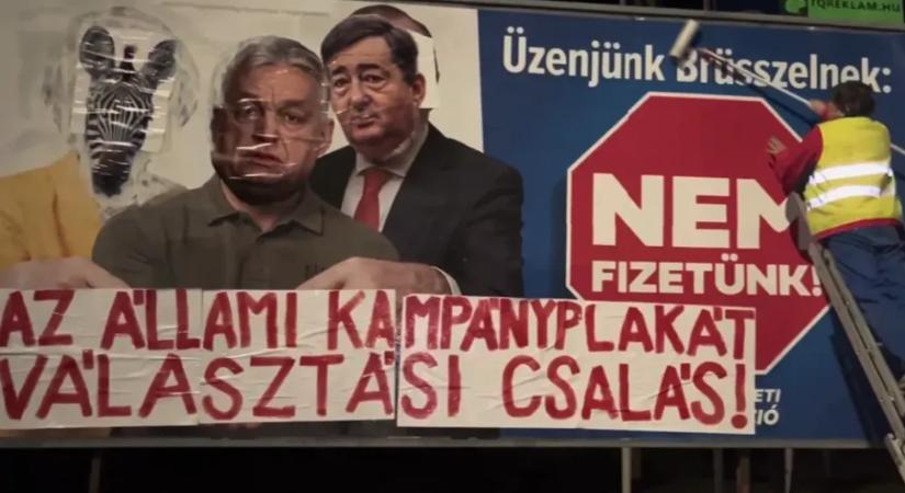 „Üzenjük Hatvanpusztának” – kidekorálta a kormány plakátját a pécsi jogász, de gyorsan megjelent a rendőrség