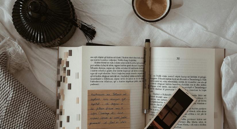 Könyves lista: 7 romantasy sorozat, ami annyira izgalmas, hogy nem fogod tudni letenni