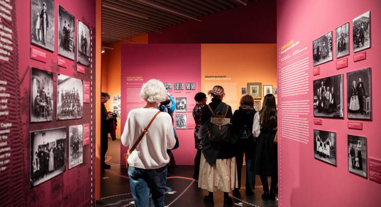 A fényképekről hiányoznak bizonyos családtagok, sajnos okkal