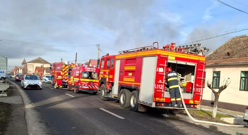 Kigyulladt egy személygépkocsi és egy épület Maros megyében
