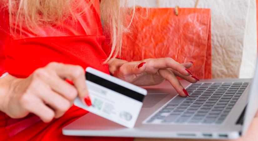 Internetes vásárlás során kicsalt pénz eredetének eltüntetésében segédkeztek