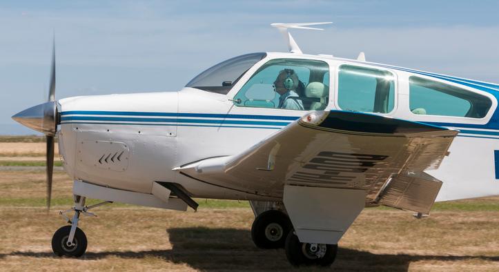 Lehetetlen helyen, vezetékek, autók között tette le gépét egy amerikai pilóta