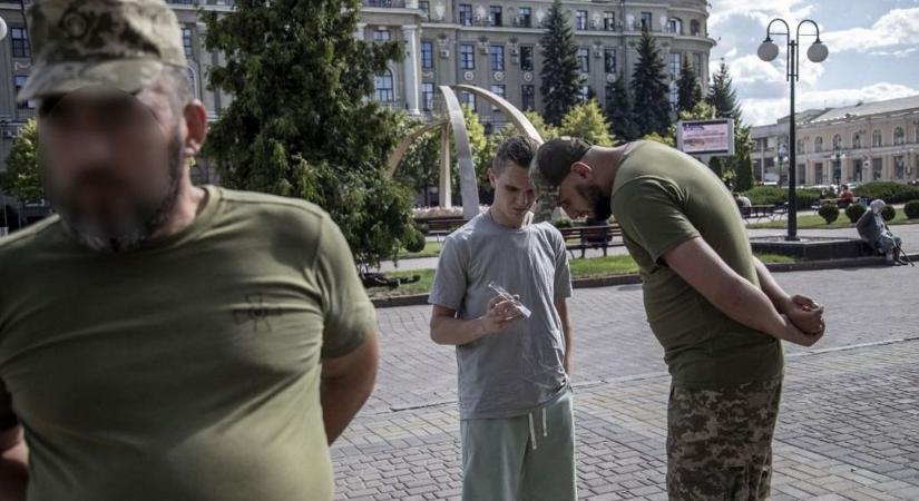 Botrányos képsorok, halálesetek és utcai indulatok, egyre nagyobb a feszültség a kényszersorozás miatt Ukrajnában