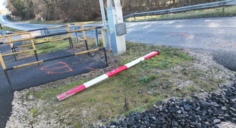 Tragédia lehetett volna! A sofőr áthajtott a piroson és lezúzta a sorompót