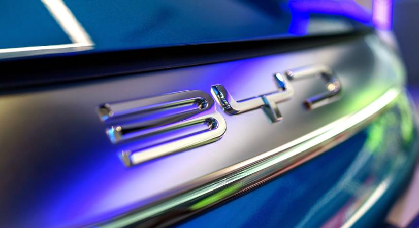 Fordult a kocka: vége a Tesla fölényének, a BYD átvette a vezetést