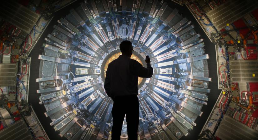 A tudós, akinek eltalálta a fejét egy protonsugár, de túlélte, és azóta csak a fél arca öregszik