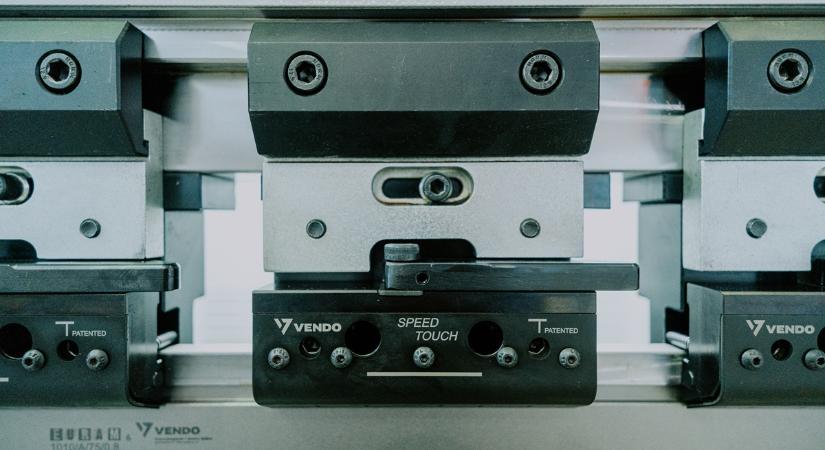 SPEED TOUCH kézi gyorsbefogó rendszer élhajlítókhoz: villámgyors szerszámcsere kis befektetés mellett.