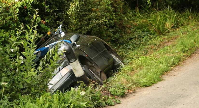 Nagy a baj: árokba csapódott egy autó Csökölynél, tűzoltókat és mentőket riasztottak