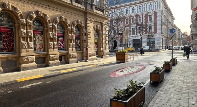 Zöldebb közterület, biztonságosabb közlekedés – megújult a Szív utca a Terézvárosban