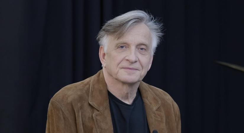 Spiró György epigrammákat írt a HVG vállalásaihoz, Mácsai Pál elszavalta