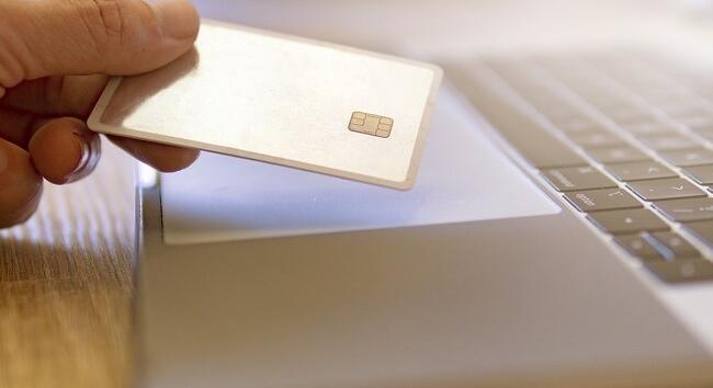 Tömegesen érkeznek bejelentések hamis SMS-ekkel és e-mailekkel kapcsolatban