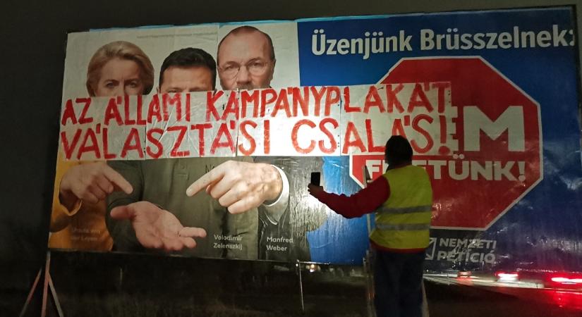 Lecsapott a hatalom a kormányplakátokat átragasztó jogvédő aktivistára
