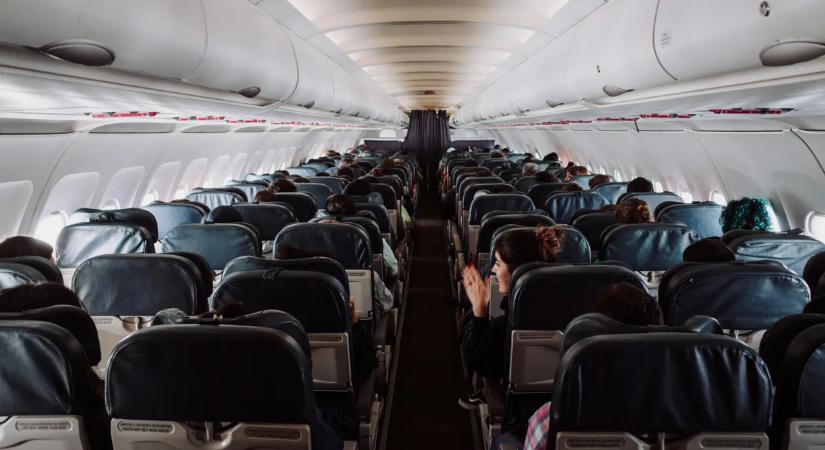 Szerelem a levegőben: felrobbantotta az internetet egy nő üzenete, amelyet egy férfinak hagyott a repülőn