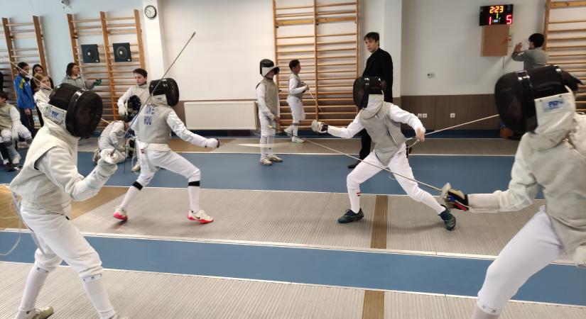 Háromnapos tőrvívóverseny kezdődött Vásárhelyen