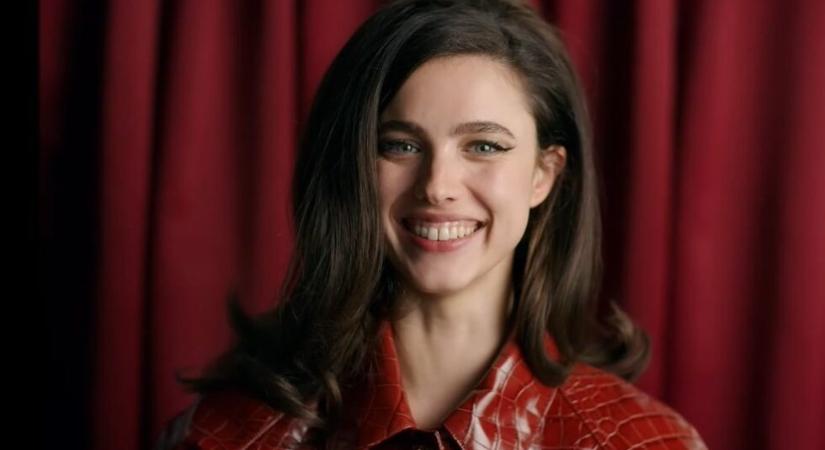 Margaret Qualley és a fotóautomata – videó