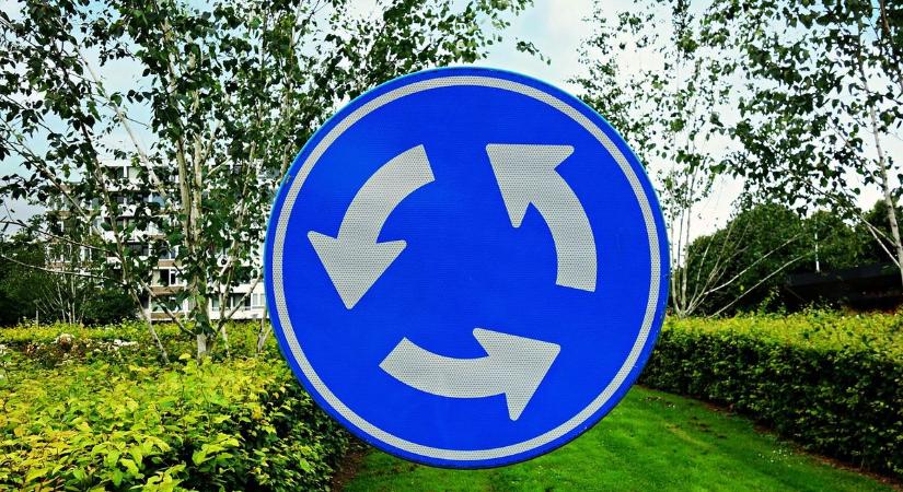 Régóta várt körforgalom épül a 7-es főúton ennél a balatoni templomnál