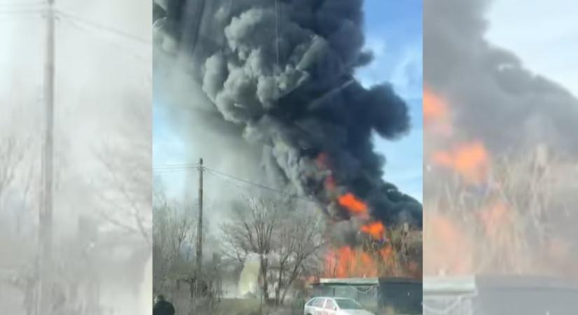 Gumiabroncsok égnek hatalmas füsttel (VIDEÓ)