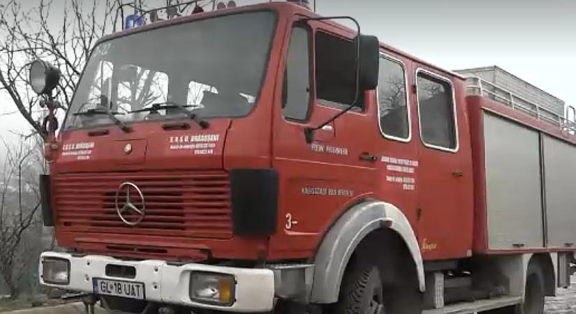 Tűzesethez siető tűzoltót büntettek meg a rendőrök